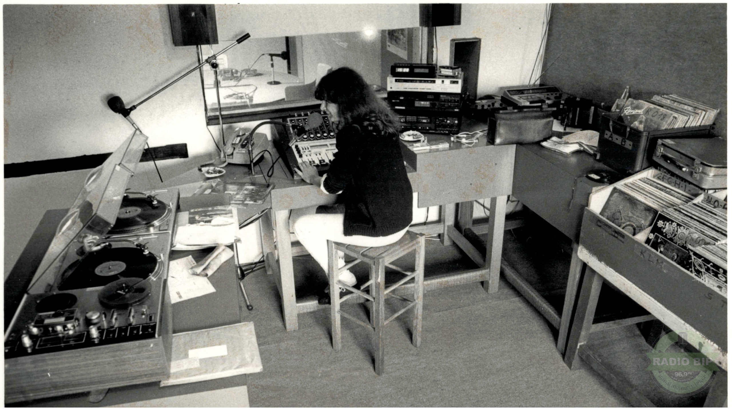 Christine Relange dans l'ancien studio de Radio BIP en 1987