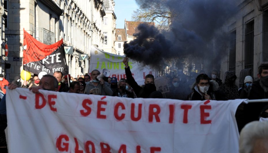 Besançon : plus d’un millier de manifestants contre la gestion de crise