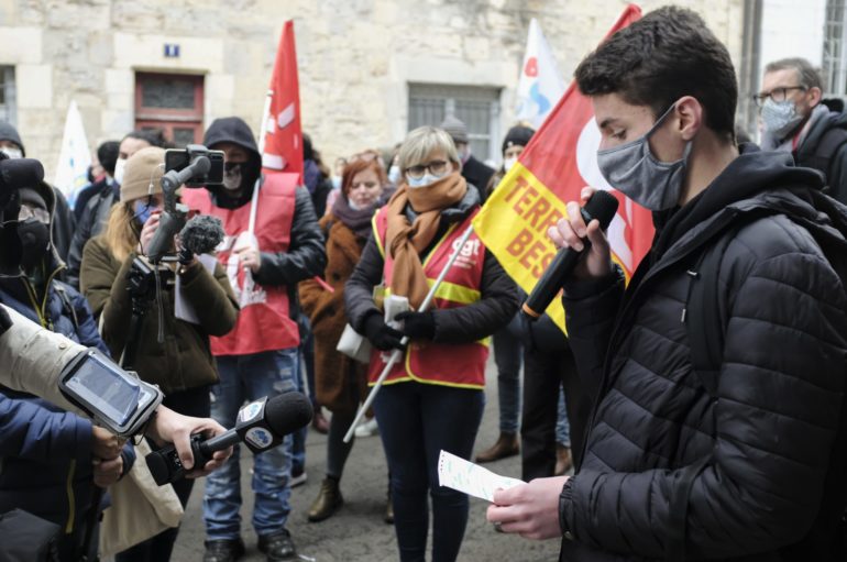 Besançon : des salles de classes à la rue, la colère s’affirme dans l’éducation
