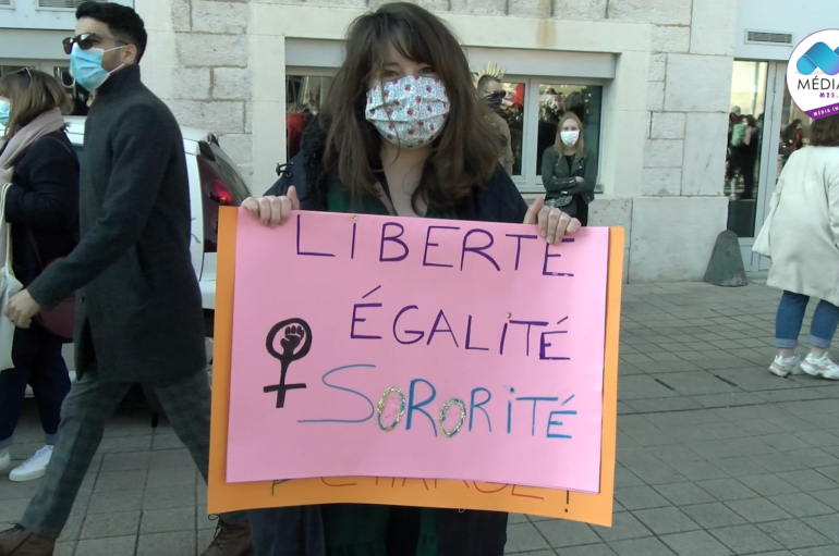 Vidéo: manifestation pour la journée de lutte pour les droits de femmes