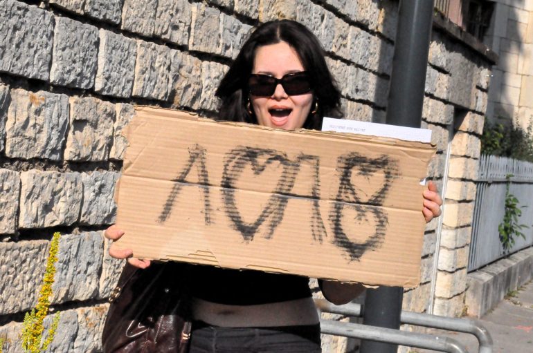 Besançon : jugée pour avoir exhibé une pancarte « ACAB »