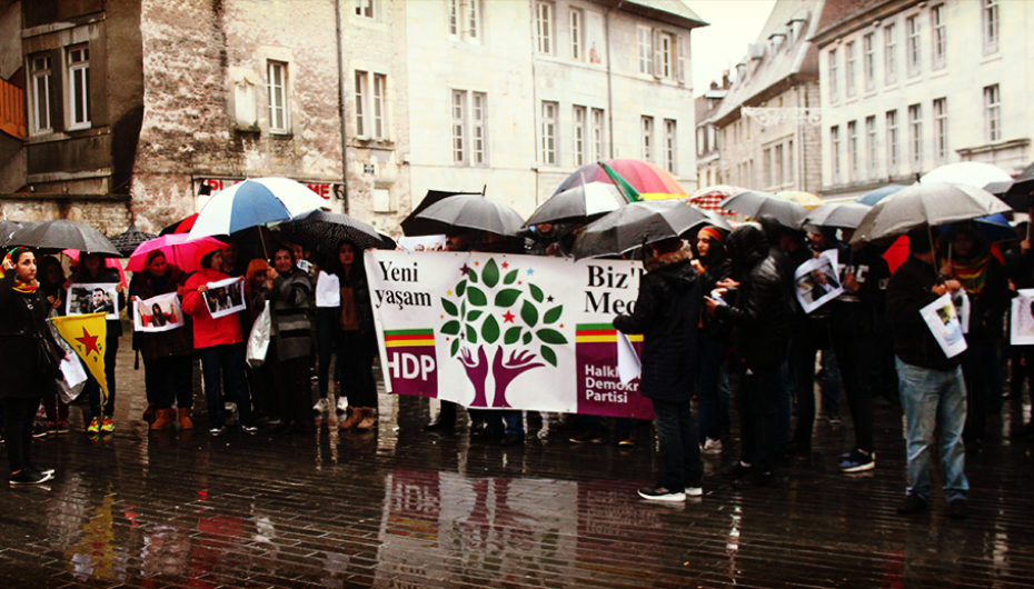Rassemblement contre l’arrestation arbitraire de 11 députés du HDP en Turquie