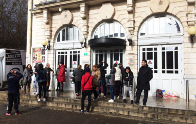 6 familles sans abri devant le Kursaal à Besançon