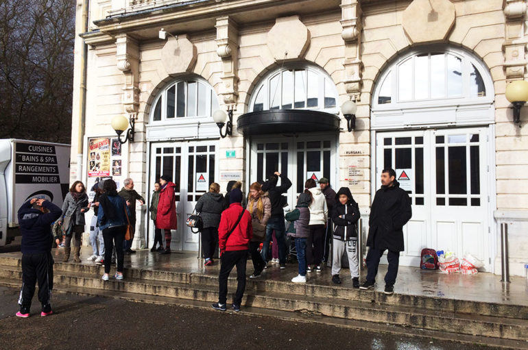 6 familles sans abri devant le Kursaal à Besançon