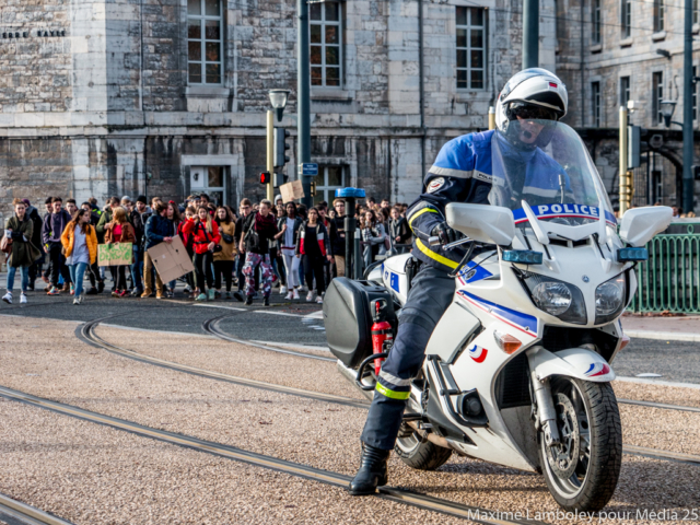 La police nationale encadre la manif "sauvage" en l'escortant avec quelques motards.