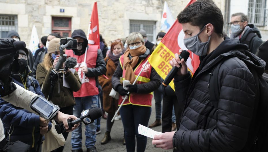 Besançon : des salles de classes à la rue, la colère s’affirme dans l’éducation