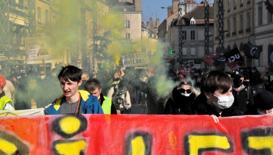 Chalon-sur-Saône : teufeurs, syndicats, et gilets jaunes dans la rue