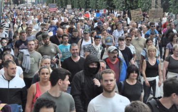 Besançon : 3 000 manifestants anti-pass sanitaire défient la Préfecture