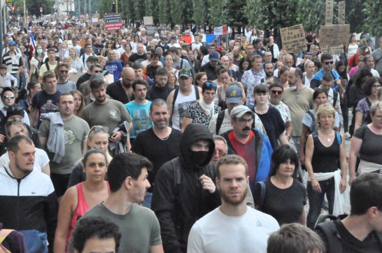 Besançon : 3 000 manifestants anti-pass sanitaire défient la Préfecture