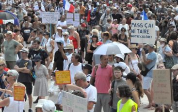 Pass sanitaire : à Besançon, les manifestants se désolidarisent d’un groupuscule néonazi
