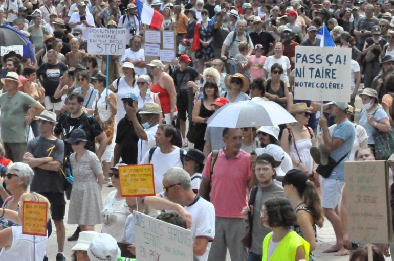 Pass sanitaire : à Besançon, les manifestants se désolidarisent d’un groupuscule néonazi