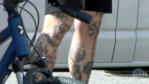 Tatouages "White Pride" / "Casseur de bouches" sur les jambes d'un membre du groupuscule fasciste