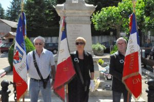 Associations d'anciens combattants et résistants étaient là, drapeaux en berne devant le monument aux morts.